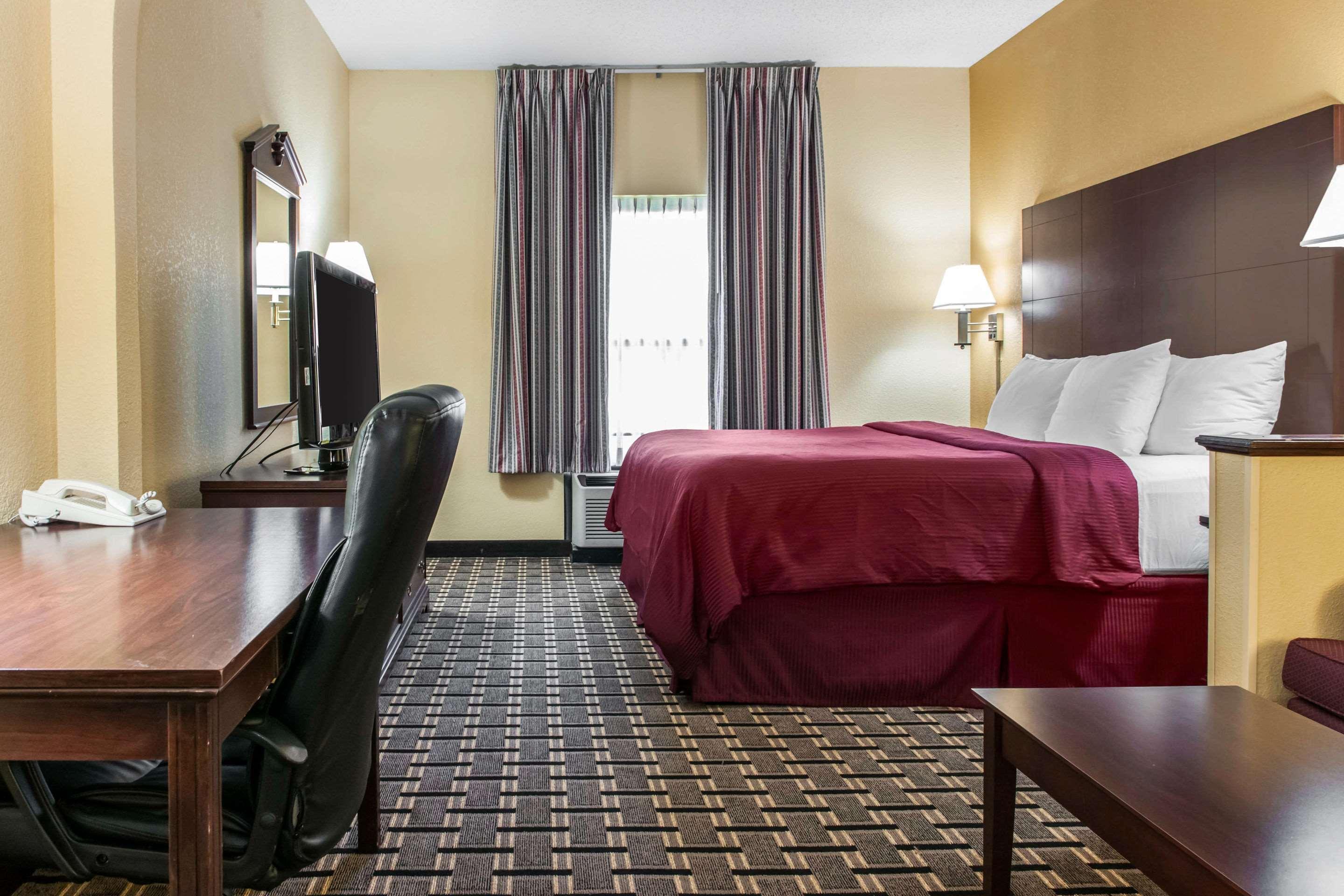Clarion Inn & Suites Northwest Индианаполис Экстерьер фото