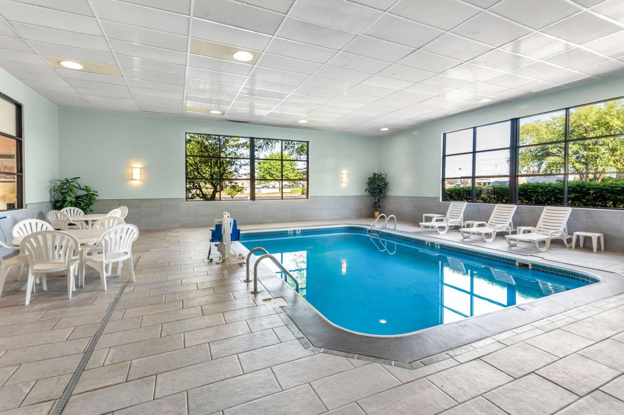 Clarion Inn & Suites Northwest Индианаполис Экстерьер фото