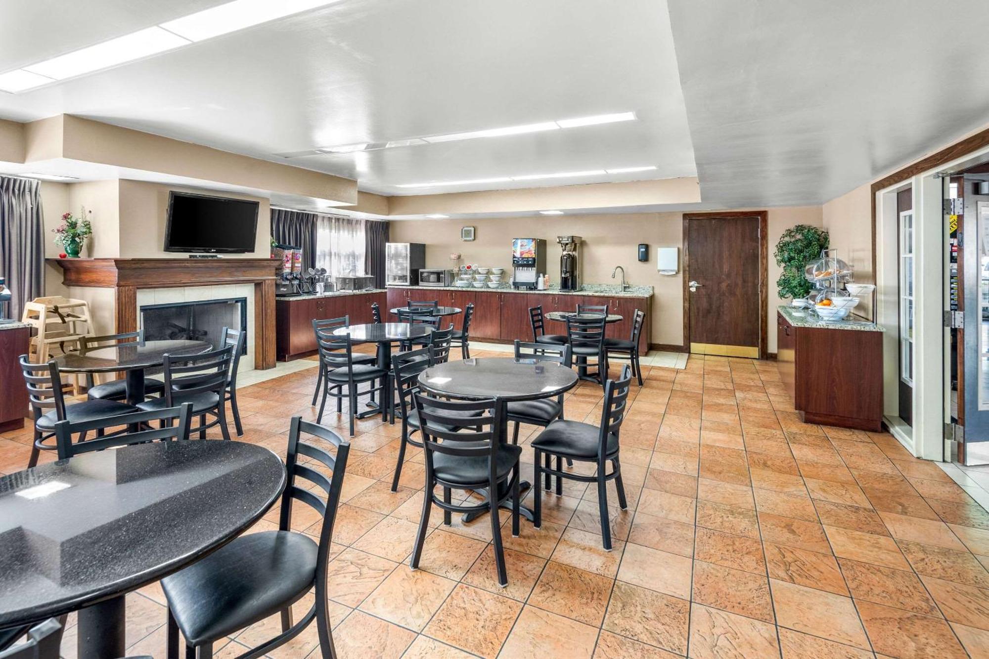 Clarion Inn & Suites Northwest Индианаполис Экстерьер фото