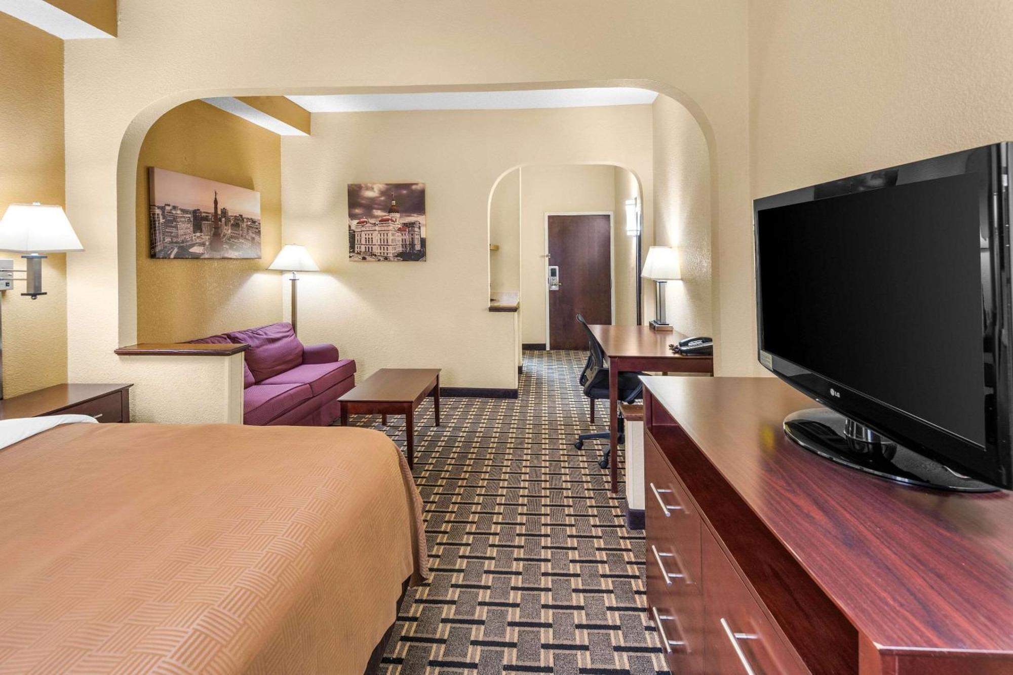Clarion Inn & Suites Northwest Индианаполис Экстерьер фото