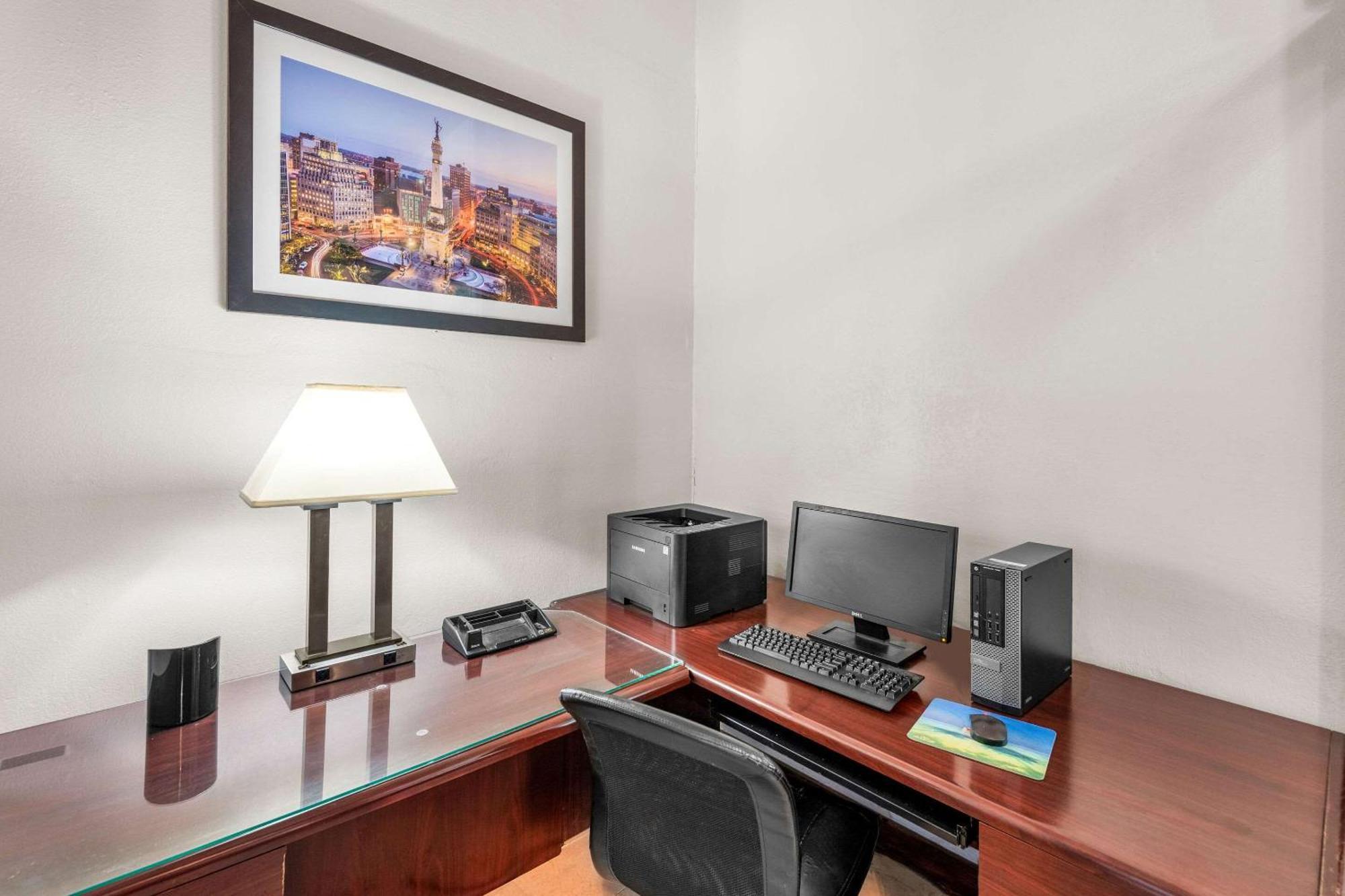 Clarion Inn & Suites Northwest Индианаполис Экстерьер фото