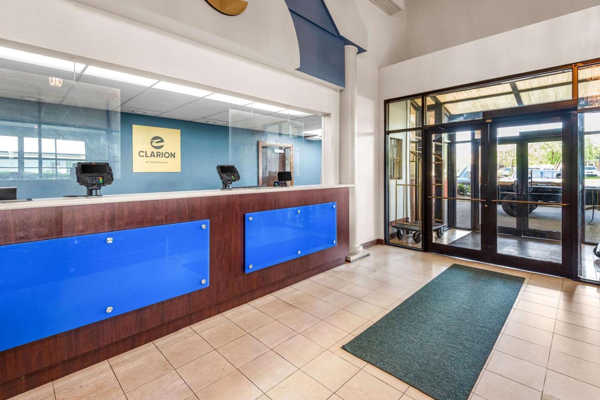 Clarion Inn & Suites Northwest Индианаполис Экстерьер фото