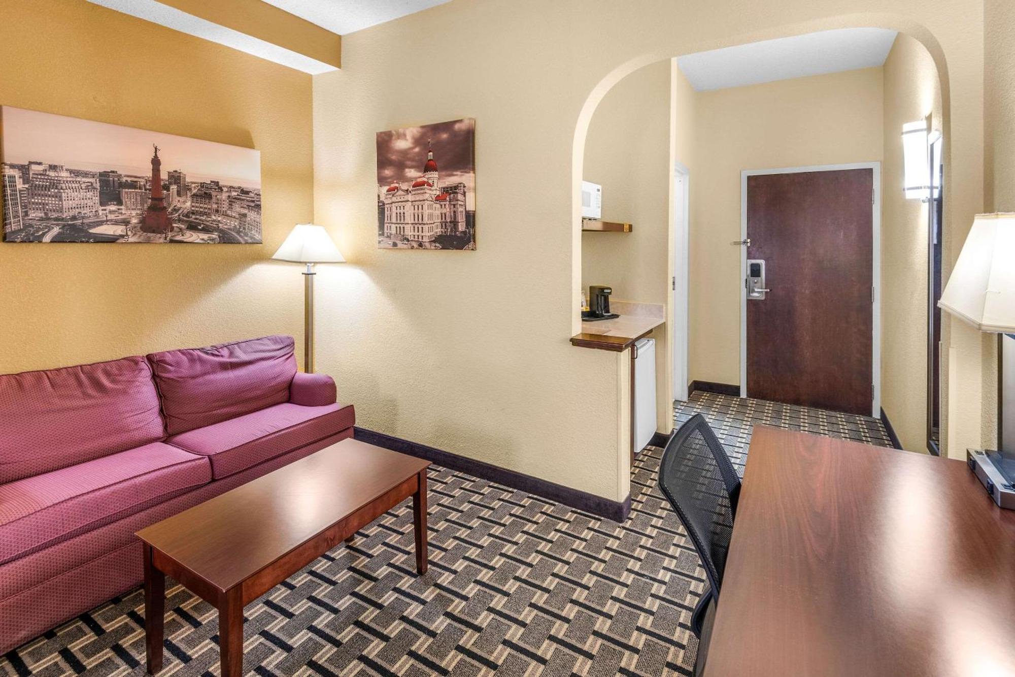 Clarion Inn & Suites Northwest Индианаполис Экстерьер фото